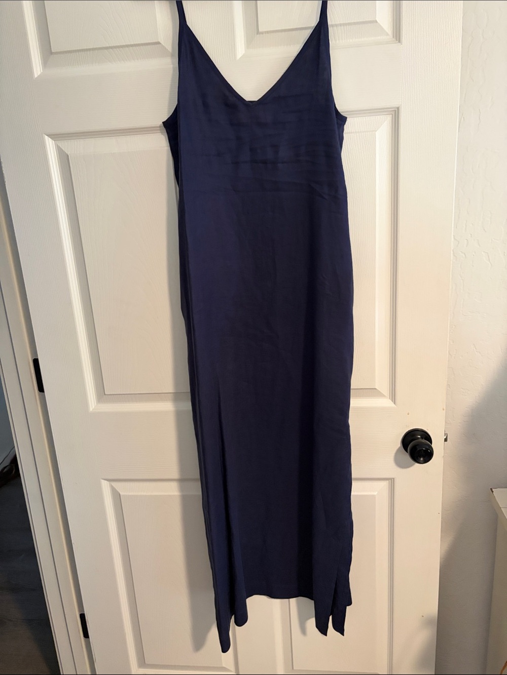 Sleek Linen Navy Spaghetti-Strap Maxi Dress With Pockets